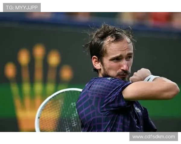 梅德韦杰夫完胜德米纳尔 强势晋级上海大师赛四强