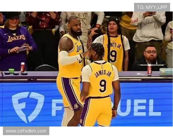 四十老汉詹姆斯重返湖人即将迎来赛季首秀再度点燃球迷期待激情瞬间