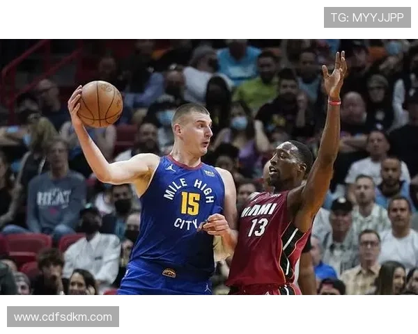 约基奇大三双率队击败热火阿德巴约伤退掘金强势取胜之战关键时刻