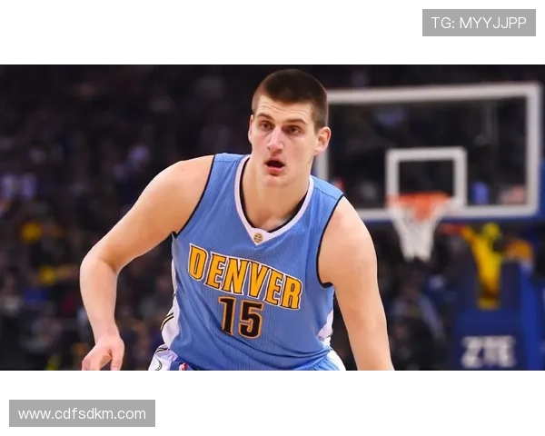 杨瀚森与偶像约基奇的赛场对话瞬间如此接近却又遥不可及